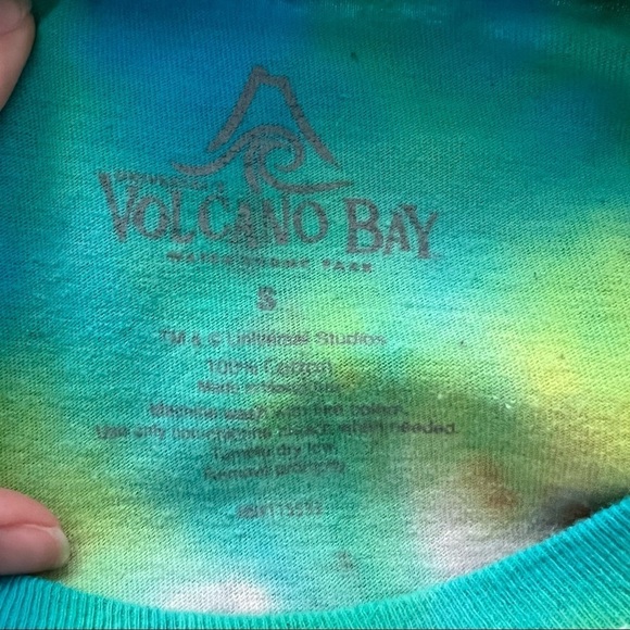 Universal Volcano Bay Tie dye shirt in size S - Picture 7 of 7